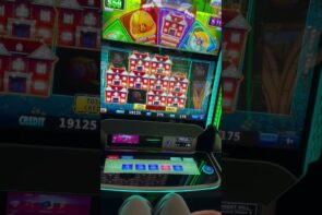 Huff N Puff Slot Machine large Win #slots #casino bonus #gambling #slotmachine