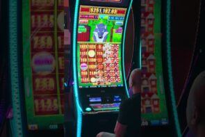 Full Screen Mansions Big Win Huff and Even More Puff Slot Machine