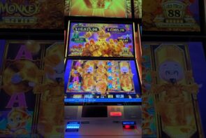 Big Win at Royal Monkey Slot Machine Big Bet!